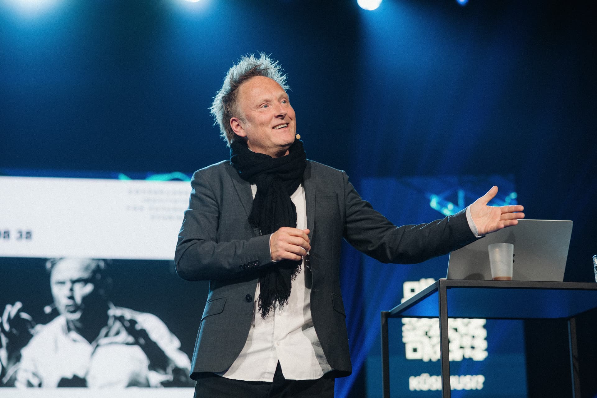 Thomas Geuken speaking on stage