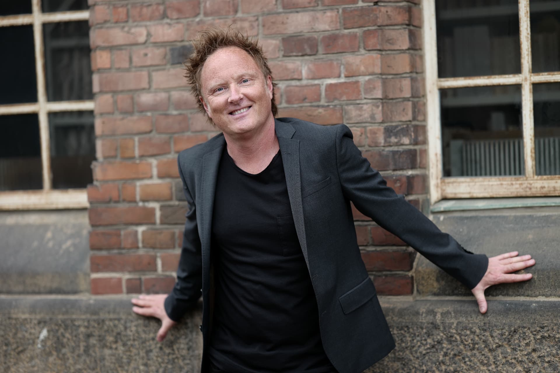 Thomas Geuken outside a brick building